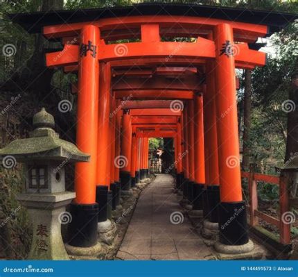 伏見稻荷大社，一座擁有千本鮮紅鳥居的古老神社！